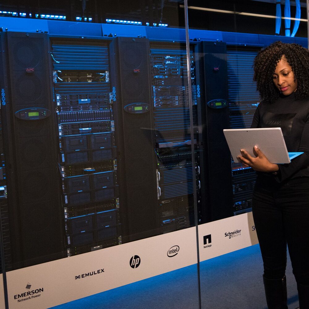 Sala de servidores y redes de la Unidad de Infraestructura de Dataservicios