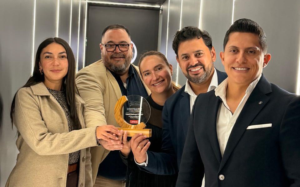 Equipo Dataservicios recibiendo el reconocimiento Canal Platinum FY2627 de Lenovo